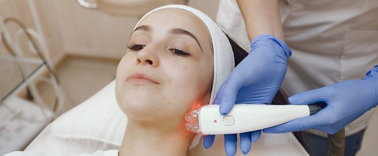 How Red Light Therapy Helps with Post-Surgery Healing and Scar Reduction
